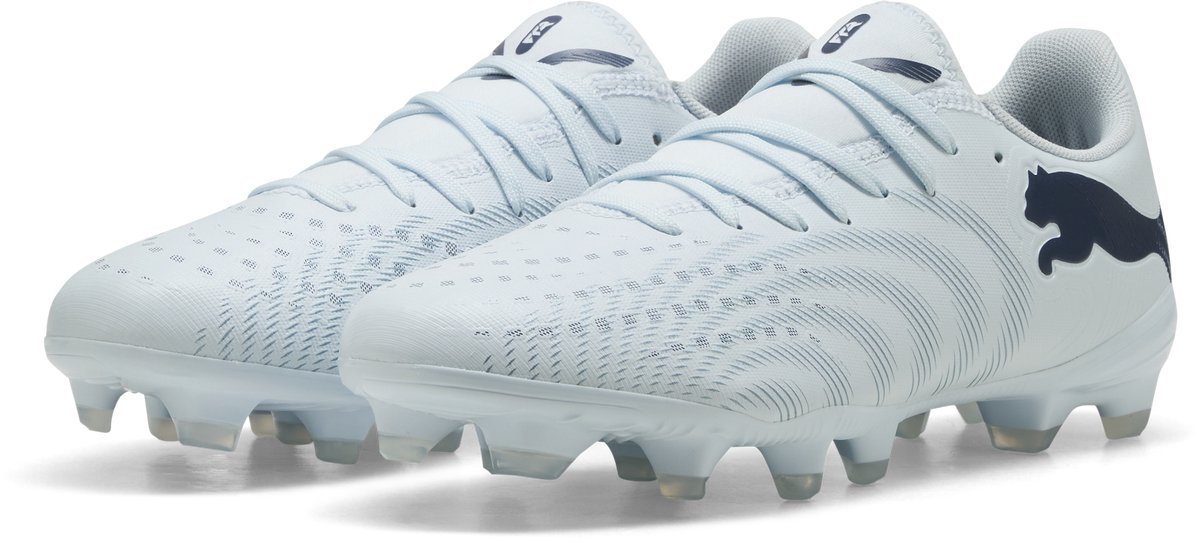 PUMA FUTURE 9 PLAY FG/AG damesschoenen in Icy Blue met elastische instap-tong en lichtgewicht synthetisch bovenwerk.