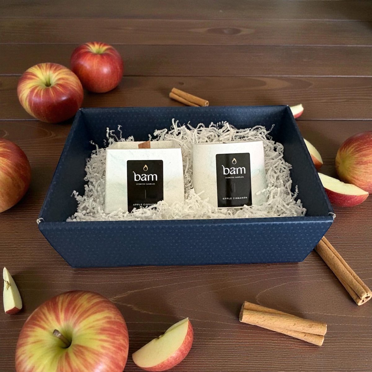Bam Geschenkmand met 2 Geurkaarsen Apple Cinnamon - Groen Gemarmerde Potjes - Zonnebloemwas - Houten Wiek - Handgemaakt Cadeau
