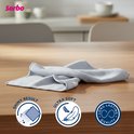 Een lichtgrijs microvezeldoek op een houten tafel. Iconen tonen "shiny result", "ultra soft" en "long lasting quality".