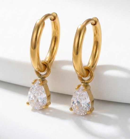 Gouden oorbellen met druppelvormige zirkonia hangers.