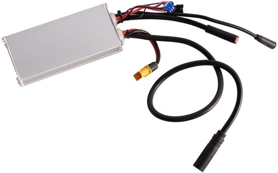 Zilverkleurige controller met meerdere kabels, waaronder een gele.