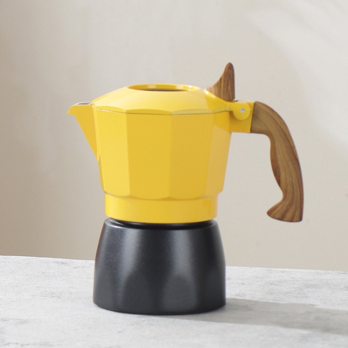 Gele Moka Pot Cubaanse koffiemaker, geschikt voor gas- of elektrische kookplaten. Klassieke Italiaanse koffiemaker, espressomaker voor op het fornuis, campingpot, maakt 2 espressokopjes.