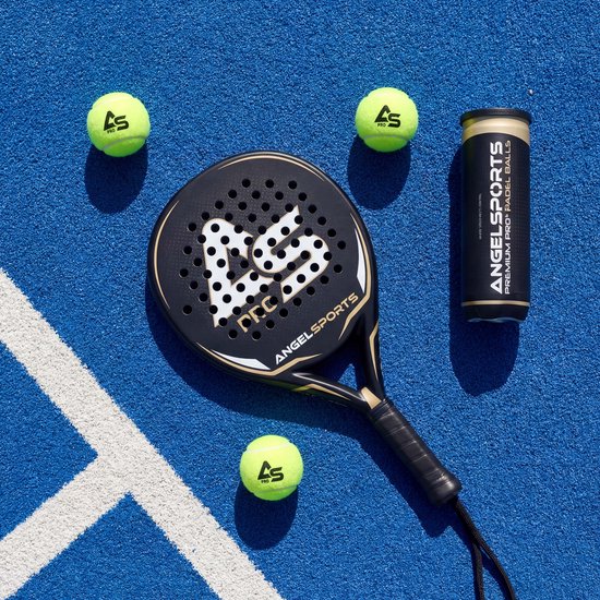 Een zwart padelracket met gouden accenten, een zwarte grip en vier groene padelballen op een blauwe ondergrond.
