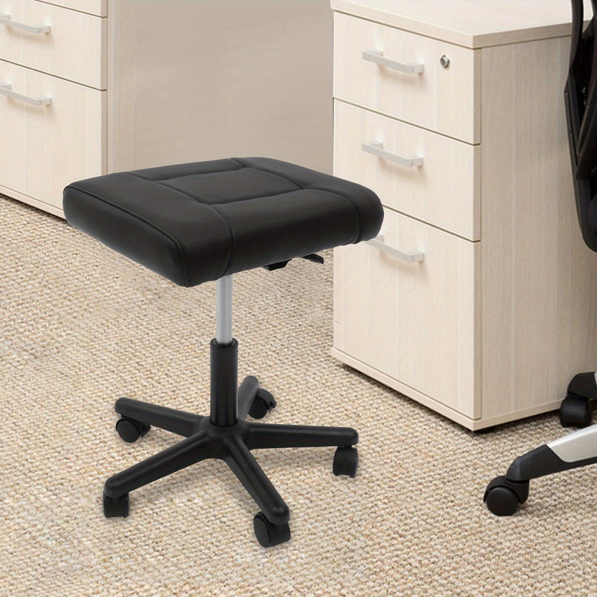Ergonomische voetensteun met wielen – verstelbare hoogte – comfortabel kussen – 360° draaibaar – draagkracht 100 kg – zwart