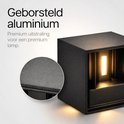 Close-up van de geborstelde aluminium textuur van de zwarte vierkante wandlamp.