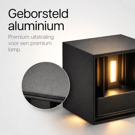 Close-up van de geborstelde aluminium textuur van de zwarte vierkante wandlamp.
