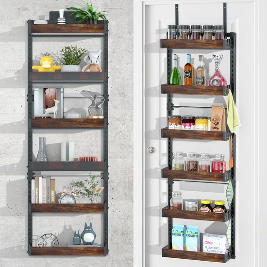 Zwart metalen wandrek met houten planken aan de muur en aan een deur, gevuld met diverse woon- en keukenartikelen.