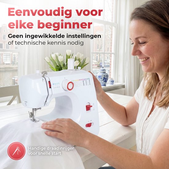 Vrolijke vrouw naait aan een witte naaimachine aan een tafel, met bloemen op de achtergrond.