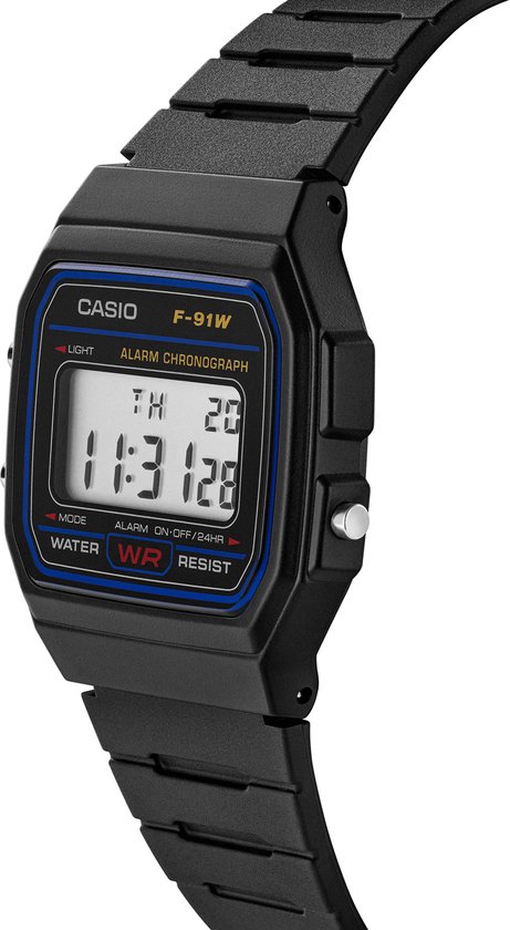 Montre numérique Casio F-91W noire, vue de trois quarts, avec écran carré et bracelet noir.