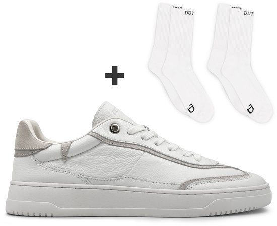 Witte sneaker met grijze suède hiel en twee witte sokken.
