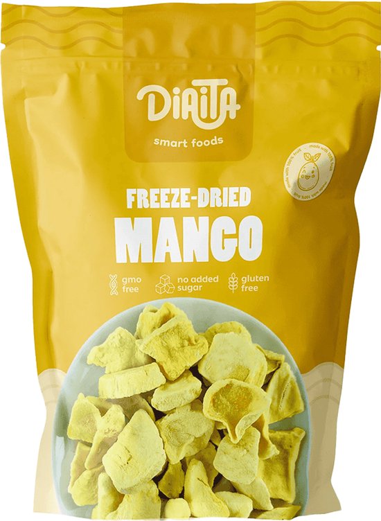 Gele, hersluitbare verpakking van Diaita Smart Foods met de tekst 'Freeze-Dried Mango', 'gmo free', 'no added sugar', 'gluten free'. Een schaal met gevriesdroogde mangostukken is zichtbaar.
