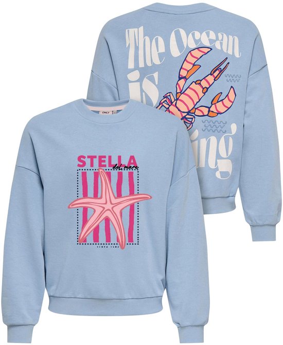 Pull bleu clair avec étoile de mer rose devant et homard derrière, texte 'The Ocean is...', taille 122/128.