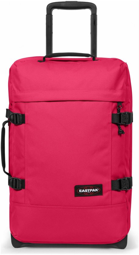 Roze Eastpak koffer met zwarte wielen, handvatten en gespen.