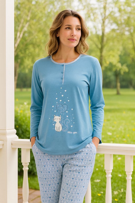 Ensemble de pyjama bleu à manches longues, avec un chat blanc et une impression de cœurs. Le texte 'Miss you' est dessus. Avec un motif de cœurs sur le pantalon.