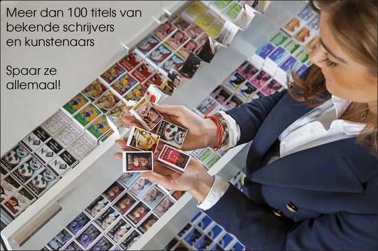 Een vrouw houdt in haar handen vier miniatuurboeken met diverse afbeeldingen op de kaft, in een rek met vele vergelijkbare boeken.