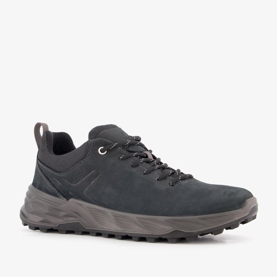 Zwarte leren heren wandelschoen met grijze zool en veters.