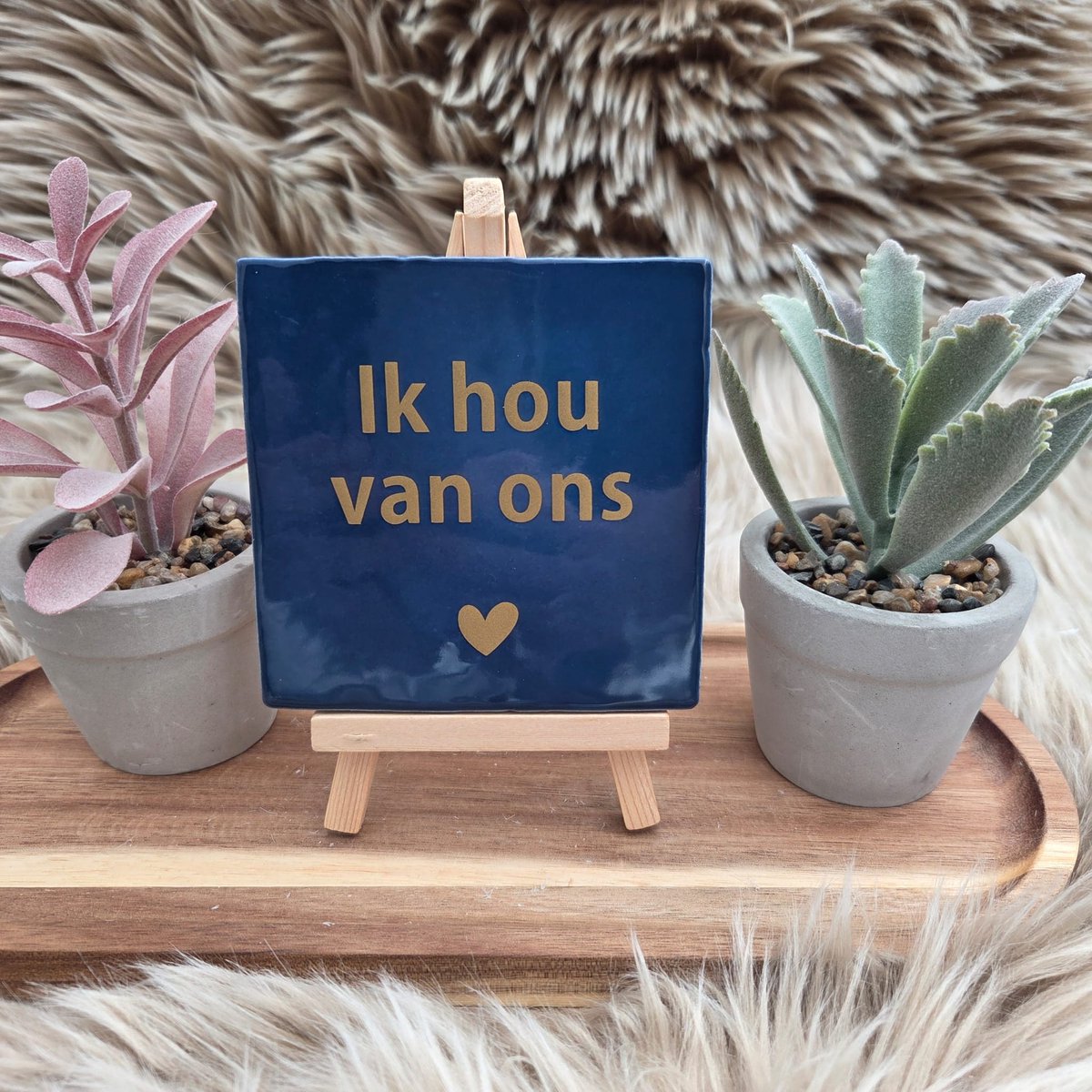 Robuust Wenstegeltje "Ik Hou van Ons" – Hip trendy tegeltje – 10x10 cm – Cadeau voor Partner, Valentijn of Jubileum – Stijlvol en Persoonlijk Woonaccessoire - Zomaar - Voor jezelf – Trendy nu – Decoratief Tegeltje met Standaard – Cadeau Idee