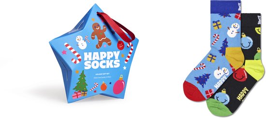 Stervormige geschenkdoos met kerstdecoraties en een paar zwarte sokken met kerstballen en een paar blauwe sokken met sneeuwpoppen.
