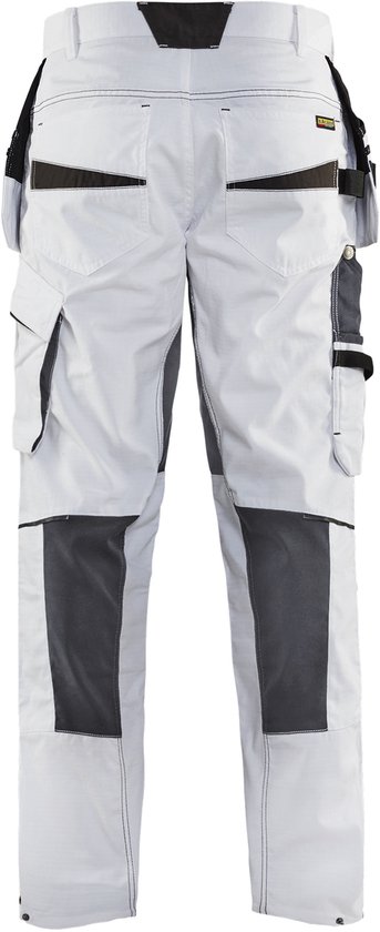 Achterkant van witte Blåkläder werkbroek met donkergrijze knievlakken en handige zakken.