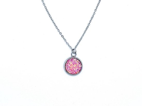Zilverkleurige ketting met een ronde, roze glitter hanger. Diameter van de hanger is 1.5 cm.