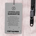 Detail van een roze TRVLMORE rugzak met een label met 'Levenslang Garantie'.