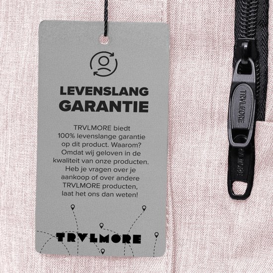Detail van een roze TRVLMORE rugzak met een label met 'Levenslang Garantie'.