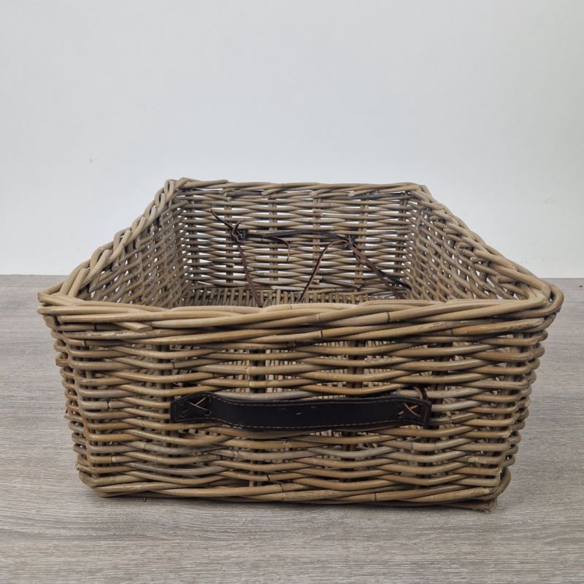 MigoStyling - Kastmand - Opbergmand - Riet - Rotan - Leren riem - L50x Br40 x H 20 cm - Sfeervol