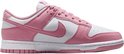 Roze en witte Nike Dunk Low sneaker met veters en Nike logo.
