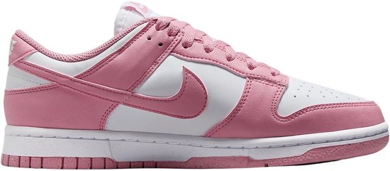 Roze en witte Nike Dunk Low sneaker met veters en Nike logo.