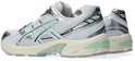 Achterkant van witte ASICS Gel-1130 sneakers met zilveren en mintgroene accenten.