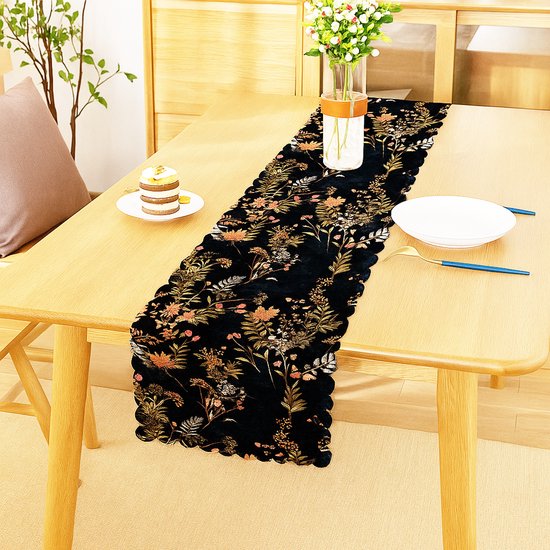 Zwarte tafelloper met bloemenprint, met gekartelde rand.