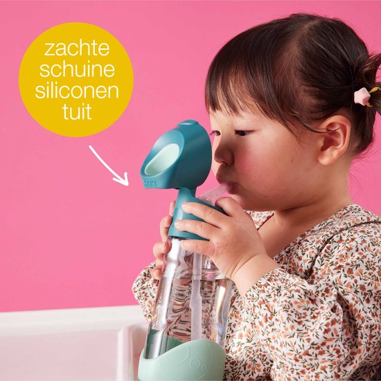 Meisje met een turquoise drinkfles met zachte siliconen tuit.