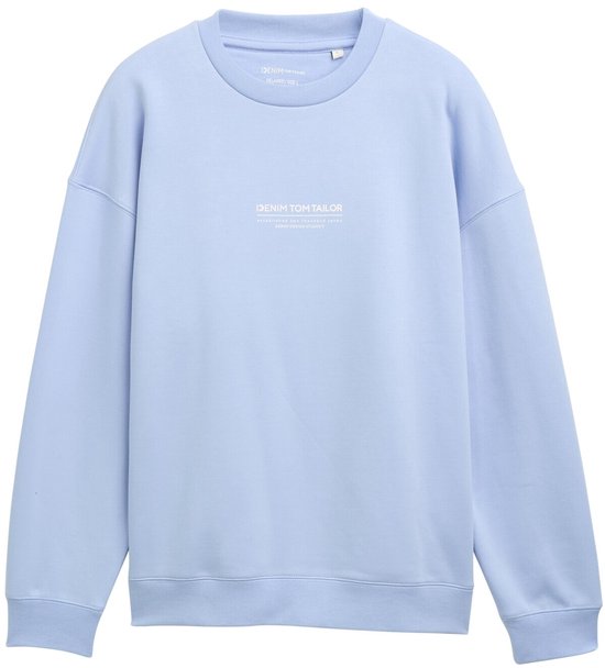 Lichtblauwe sweater met ronde hals en witte tekst op de borst.