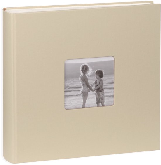 Beige fotoalbum met een vierkant venster voor een foto van twee kinderen op het strand.