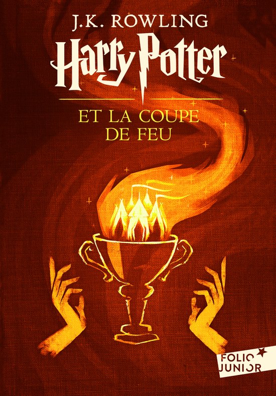 Couverture de Harry Potter et la Coupe de feu illustrée d'une coupe dorée avec des flammes sur fond rouge profond.