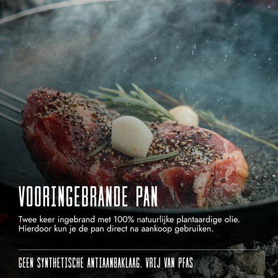 Een biefstuk met kruiden en knoflook wordt gebakken in een Skottsberg pan. Tekst: "VOORGEBRANDE PAN"