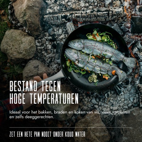 Twee forellen met groenten worden gebakken in een Skottsberg pan boven een kampvuur. Tekst: "BESTAND TEGEN HOGE TEMPERATUREN"