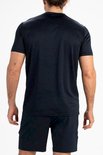 Donkerblauw sportshirt met fijne horizontale streepjes, gezien vanaf de achterkant.