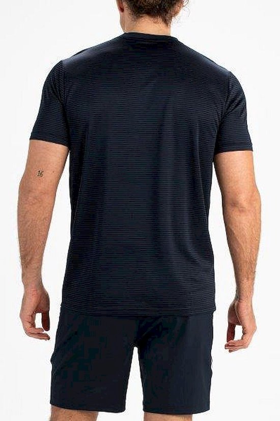 Donkerblauw sportshirt met fijne horizontale streepjes, gezien vanaf de achterkant.