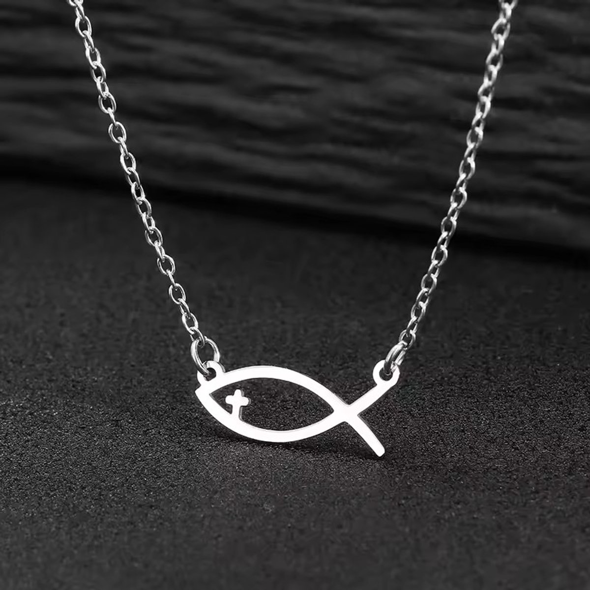 Ketting met hanger Ichtus vis zilverkleur.