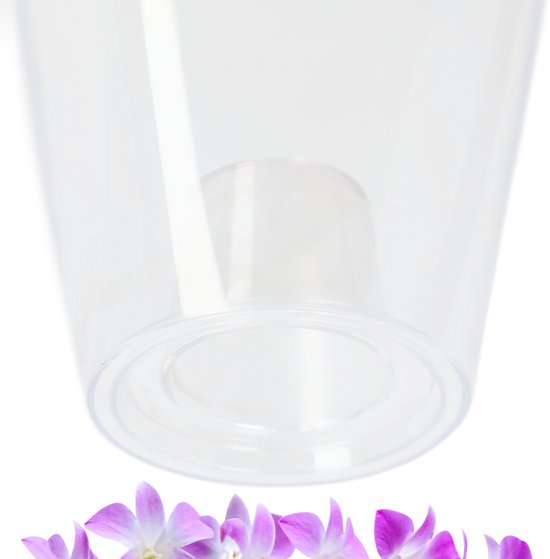 Onderkant van een transparante vierkante bloempot met een binnenpot en een rij paarse orchideeën.