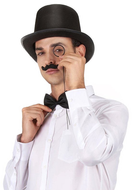 Man met zwarte hoge hoed, snor, vlinderdas en monocle. Hij draagt een wit overhemd.
