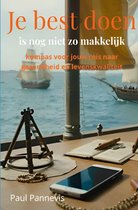 Boek 'Je best doen is nog niet zo makkelijk' met een telefoon, notitieboek en een sextant op de voorgrond. Op de achtergrond twee zeilschepen op zee.