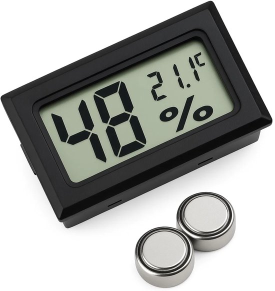 Zwarte digitale hygrometer met een LCD-scherm dat 48% vochtigheid en 21.1°C weergeeft. Twee knoopcelbatterijen liggen ernaast.
