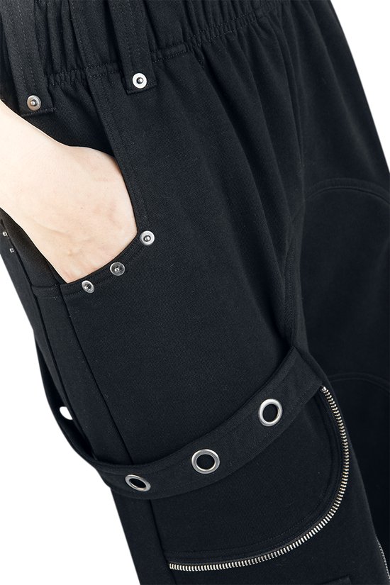 Detail van de zakken van een zwarte cargo broek met ritsen en metalen knopen.