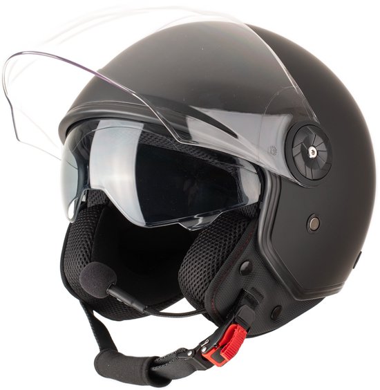 Zwarte scooterhelm met helder vizier, ingebouwd zonnevizier, microfoon en kinband met rode gesp, op witte achtergrond.