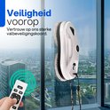 Robot ramenwasser aan het raam met een stadslandschap op de achtergrond, met afstandsbediening.