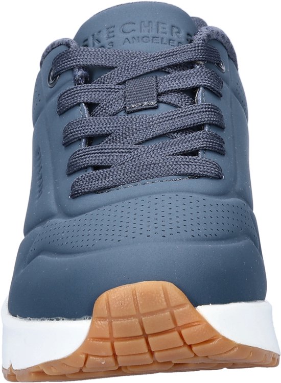Vooraanzicht van een blauwe Skechers sneaker met veters, met "SKECHERS LOS ANGELES" op de tong.