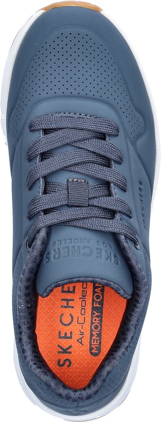 Bovenkant van een blauwe Skechers sneaker met veters, met tekst op de zool.