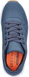 Bovenkant van een blauwe Skechers sneaker met veters, met tekst op de zool.